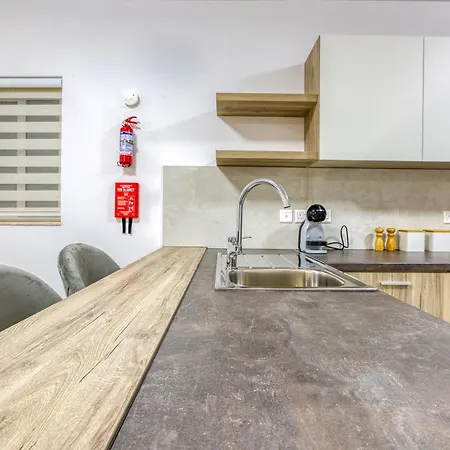 Beautiful 3-bed With Greenery Views In By 360 Estates *